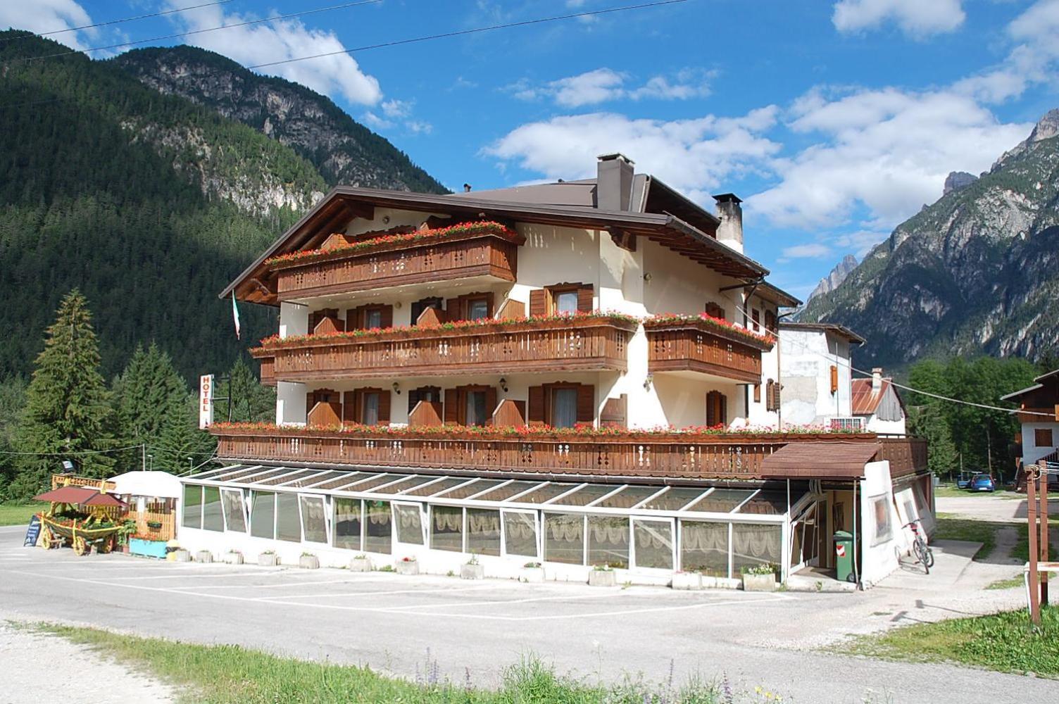 Albergo Ristorante Cacciatori Auronzo di Cadore Exterior photo